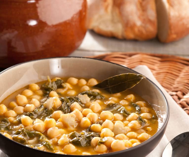 Los garbanzos con bacalao el típico plato de cuaresma