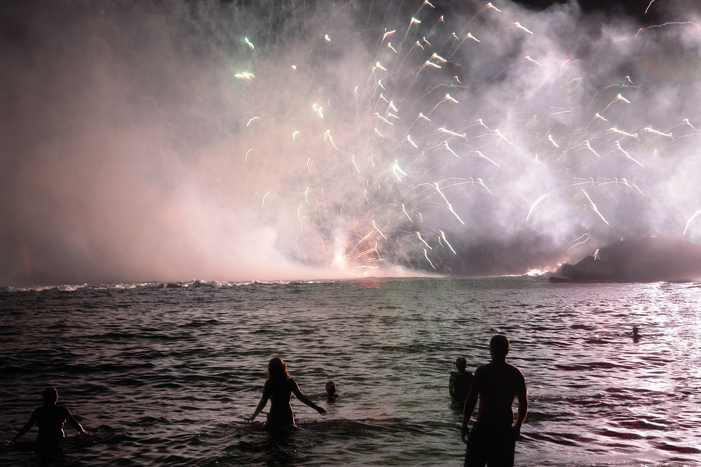 Bañistas durante la noche de San Juan