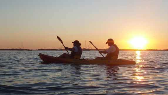 Pareja haciendo ruta en Kayak por las marismas de Chiclana