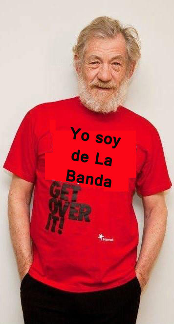 Galdalf el gris vestido con camiseta roja de la Janda, Chiclana